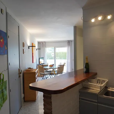 En Planta Baja Con Terraza Y Piscina Cerca De La Playa De L'estartit - Es-323-86 *